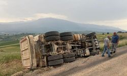 Devrilen kamyonun şoförü yaralandı