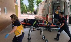 Kamyonetin çarptığı motosikletin sürücüsü ağır yaralandı; kaza kamerada