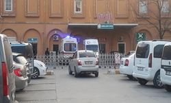 Evinin balkonundayken düğünde açılan ateşte göğsünden vurulan kadın öldü