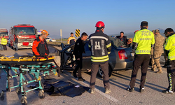 Otomobil, kiraz yüklü kamyonete çarptı: 3 ölü, 3 yaralı