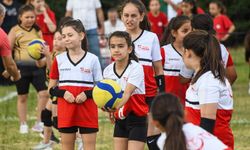 Mini Voleybol Şenliği’nde çocuklar madalyalarını aldı