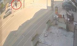Otomobilin çarptığı kadın ağır yaralandı; kaza kamerada
