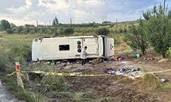 Tur midibüsü şarampole devrildi: 4 ölü, 26 yaralı