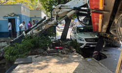 Bursa'da vinç aracın üzerine devrildi, kepçe dereye uçtu