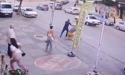 Kız çocuklarını kurtarmak istedi, saldırganın tekme ve yumruklarına maruz kaldı
