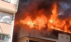 Bursa'da 3 katlı binanın çatısı alevlere teslim oldu