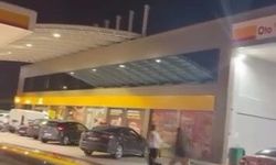 Akaryakıt istasyonunda sopalı kavga kamerada