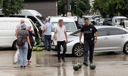 Kamyonetin arka kapağı açılınca karpuzlar yola saçıldı