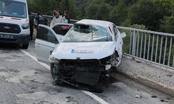 Otomobil bariyerlere çarptı: 5 yaralı