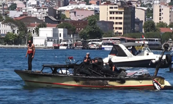 Balat sahilinde tekne alev alev yandı: Baba ve oğul denize atlayarak kurtuldu