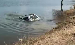 Bursa'da baraja uçan otomobili 5 metre derinliğe dalıp çıkardı