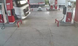 Bursa'da kömür yüklü TIR'ın benzinliğe daldığı anlar kamerada...