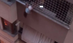 Balkon filesinde asılı kalan çocuğunu düşmesin diye dakikalarca tuttu
