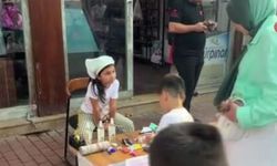 Japonya'ya gitmek için oyuncak ve takılarını satışa çıkardı