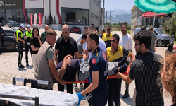 İnegöl'de ters yön faciası: Yaralı sürücüye esnaftan şemsiyeli destek