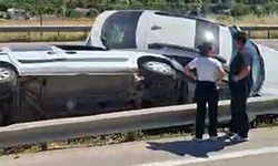 Bursa’da feci kaza: İki araç bariyerlerin arasında sıkıştı