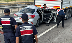 Otomobil tırın altına girdi! 1 ölü, 8 yaralı