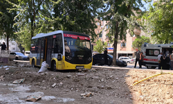 Bursa'da minibüs, iş yerine çarptıktan sonra boş arsaya uçtu