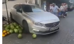 Otomobiliyle semt pazarına girdi! Karpuz tezgahını yerle bir etti