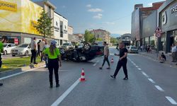 Refüjdeki ağaçlara ve aydınlatma direğine çarpan otomobilin takla attığı kaza kamerada: 2 yaralı