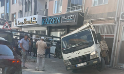 Bursa'da yük asansörü minibüsün üzerine devrildi