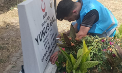 Bursalı gençler şehitliği temizlediler