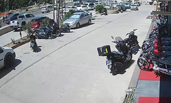Otomobilin çarptığı kadın metrelerce havaya uçarak can verdi