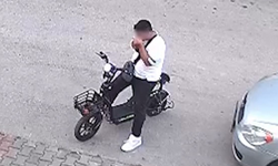 Yavru kediyi önce öptü, sonra boğdu