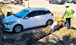 Araç sahibine ulaşılamayınca otomobilin etrafını kazdılar