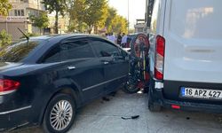 Otomobille çarpışan motosiklet iki araç arasında sıkıştı: 1 yaralı