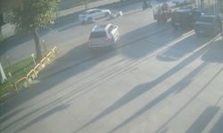 Direksiyon hakimiyetini kaybeden motosiklet otomobile çarptı