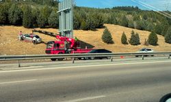 Bursa'da otomobil bariyerleri aşarak tarlaya uçtu