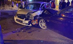 Otomobiller kafa kafaya çarpıştı: 2 yaralı