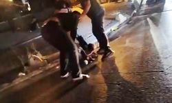 2 kişinin saldırısına uğrayan genç dakikalarca yol ortasında darp edildi