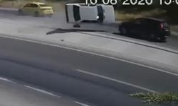 Yola fırlayan parçadan kurtulmak isterken karşı şeride uçtu! 2 ölü