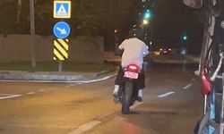 Drift atarak trafiği tehlikeye sokan motosikletli kamerada