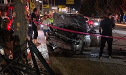 Kontrolden çıkan araç beton direğe çarptı: Sürücü sıkıştı