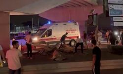 Direksiyon hakimiyetini kaybeden motosiklet sürücüsü bariyere çarparak ağır yaralandı