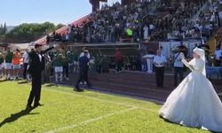 Final maçını gelinlik ve damatlıkla izlediler