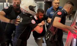 Biri oynayarak, diğeri zorla gözaltına alındı: İlginç anlar kamerada