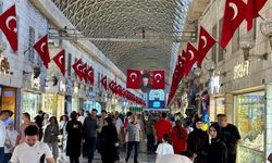 Bursa'da Tarihi Kapalı Çarşı Türk bayraklarıyla donatıldı