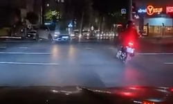 Bursa'da kırmızı ışıkta geçen otomobil motosiklete çarptı