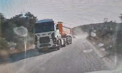 Bursa'da hatalı sollama yapan hafriyat kamyonu kamerada