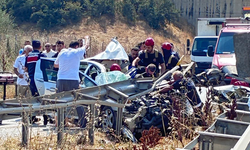 Bursa'da direksiyon hakimiyetini kaybeden otomobil bariyere girdi