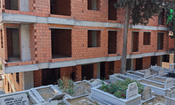 Mezarlık manzaralı sıfır daireler ilginç görüntüler oluşturdu