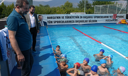 Gürsu’da 800 çocuk yüzme öğreniyor