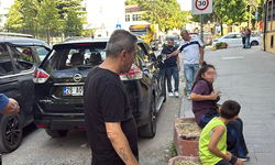 Trafikte yol verme kavgası: Taşla camını kırdıkları aracın sürücüsünü darbettiler