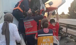 TIR önce akaryakıt istasyonu duvarına sonra refüje çarptı: 1 ölü, 1 yaralı