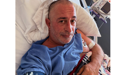 Cem Yılmaz hastaneden fotoğraf paylaştı: “Doktorlar stresten uzak dur dedi, güldüm”