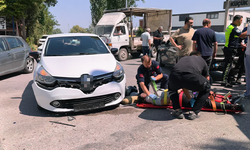 Bursa'da iki otomobil ile çarpışan motosiklet sürücüsü yaralandı